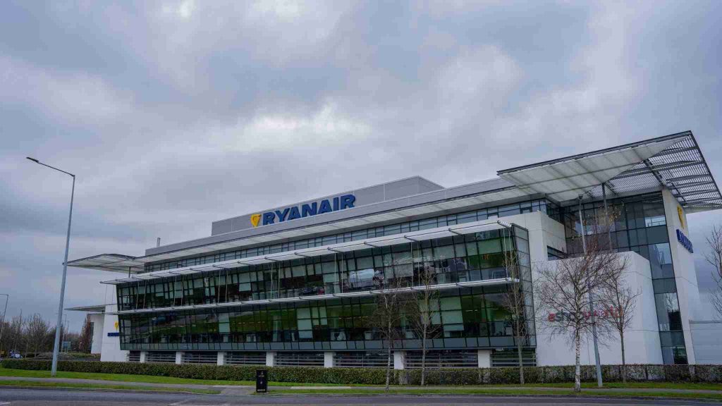 Ryanair reže planirani zimski red letenja zbog skupog goriva i upozorava na više cijene u 2027.