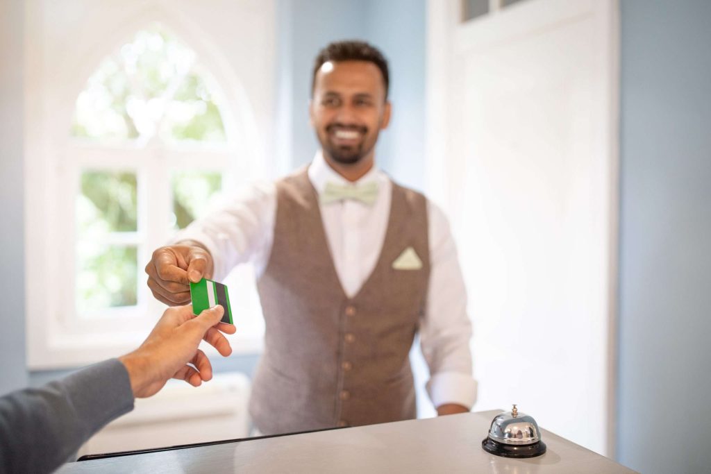 AI u hotelskim rezervacijama: što automatizirati, a što prepustiti zaposlenicima?